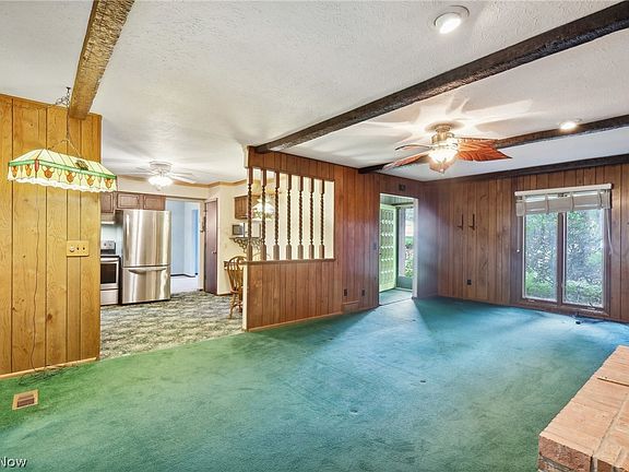 4th image of 32823 Redwood Blvd