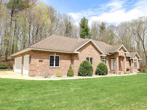 701 Hunters Run, Oneida, WI 54155