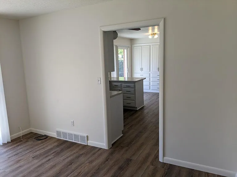 200 N State St — Photo 14