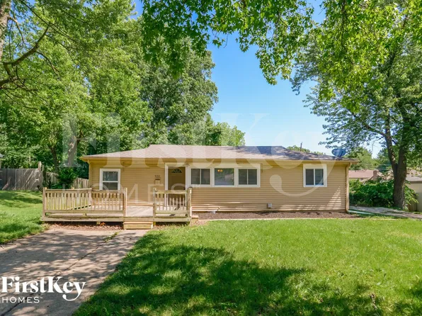 900 NE 62nd St, Kansas City, MO 64118