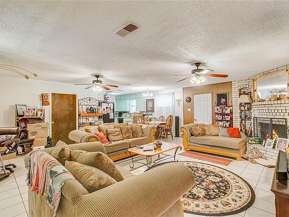4th image of 914 Meadowlark Ln