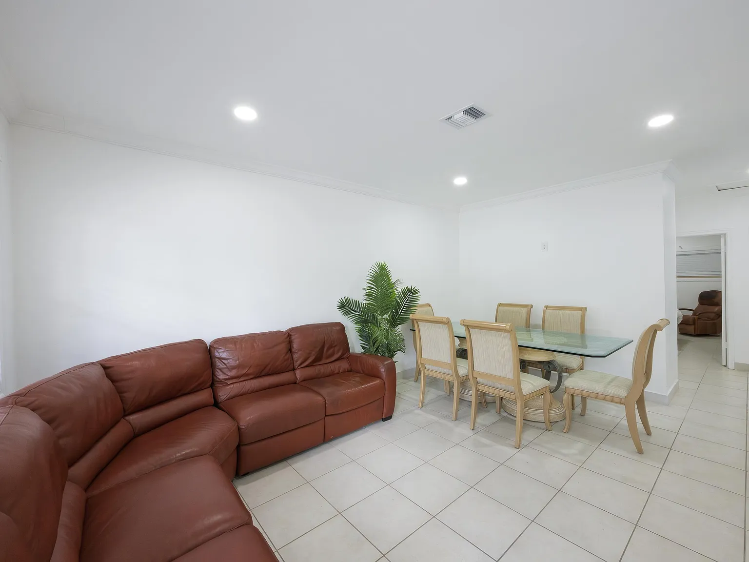 3 bed, 2.0 bath, 850 sqft, $3,000 — Photo 2