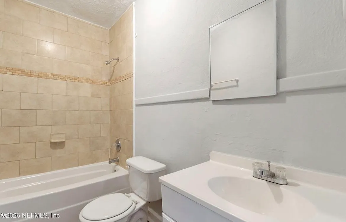 3 bed, 822 sqft, $1,300 — Photo 3