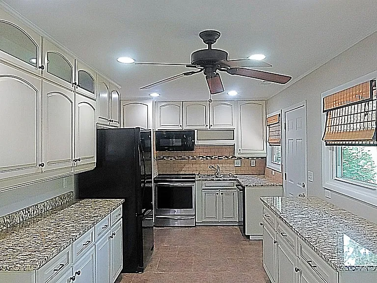 812 Acton Ave — Photo 3