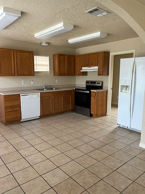 3 bed, 1320 sqft, $1,400 — Photo 3