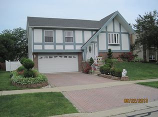 1245 Spring Valley Dr, Carol Stream, IL 60188