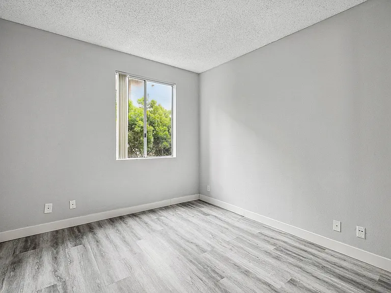 Catalina Apartments — Photo 12