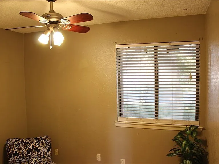 1702 Goodson Ln — Photo 16
