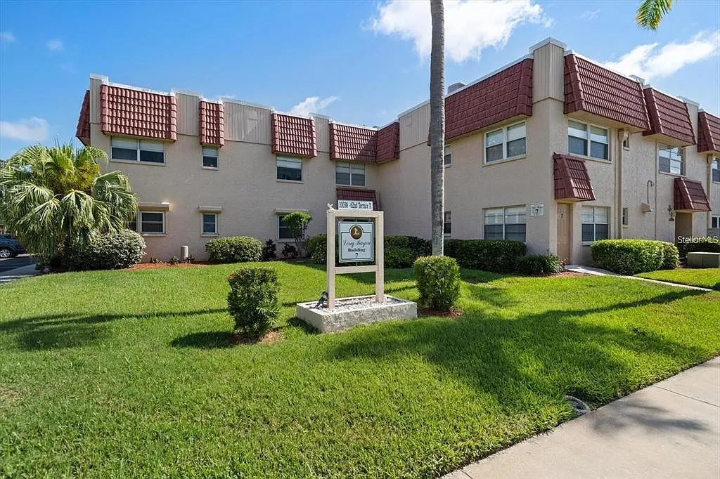 2 bed, 1.0 bath, 1010 sqft, $1,400 — Photo 1