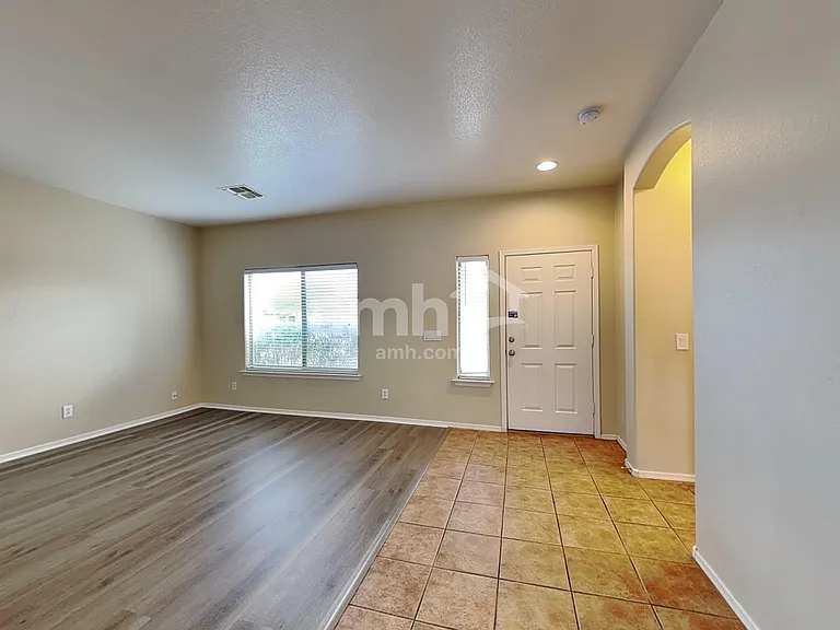 11852 W Cambridge Ave — Photo 10