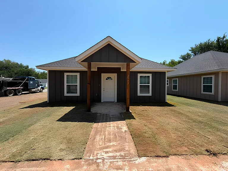 2502 SW H Ave — Photo 2