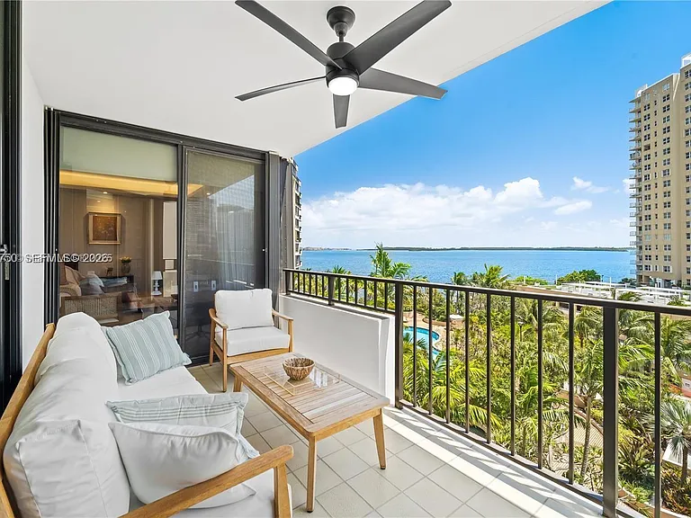 520 Brickell Key Dr — Photo 17