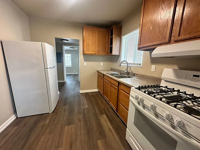 629 N Sacramento St — Photo 3
