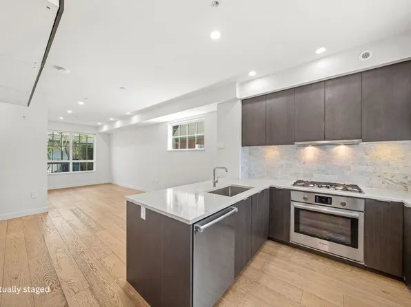 1038 Park Dr, Vancouver, BC V6P 0H9