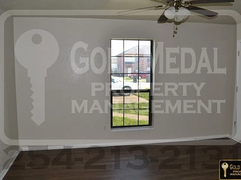 1106 Leslie Cir — Photo 3