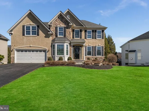 2 Elm Dr, Clinton, NJ 08809