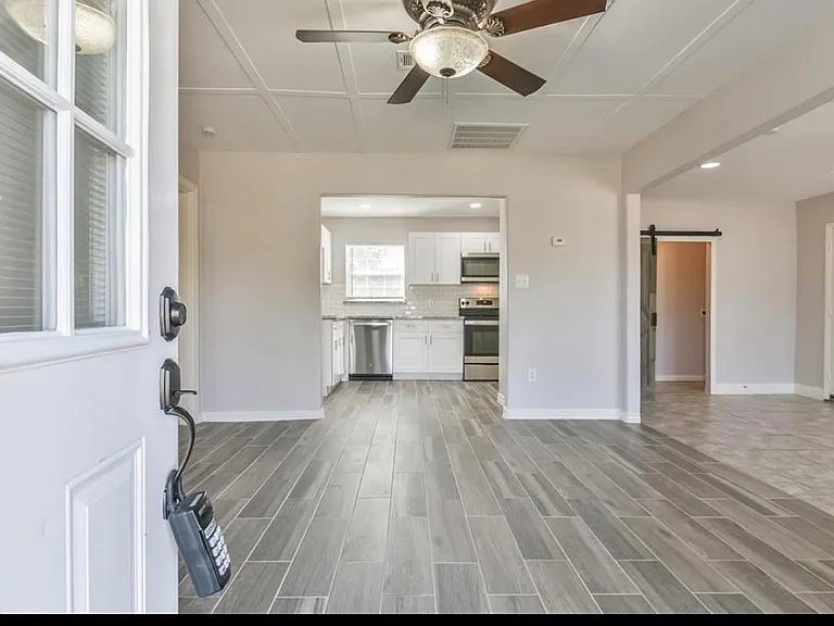 927 W 10th St — Photo 3