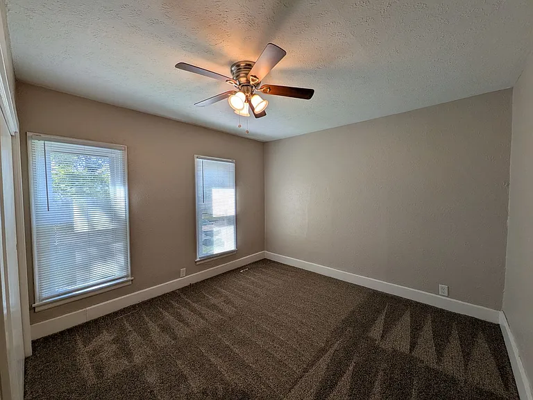 922 Walker St — Photo 14
