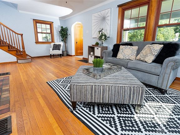 5th image of 14 Basswood Ave