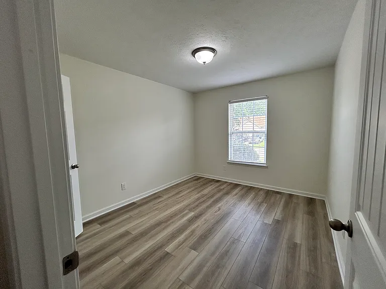 335 Sarna Dr — Photo 10