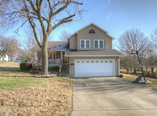 915 Country Side Dr, Webb City, MO 64870
