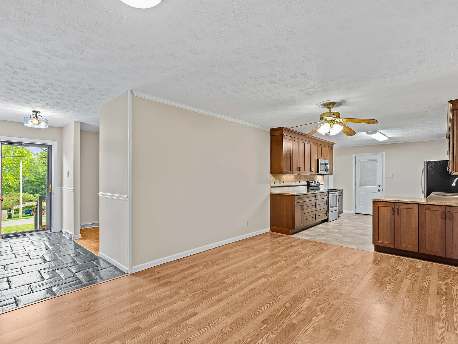 3 bed, 1440 sqft, $2,500 — Photo 4