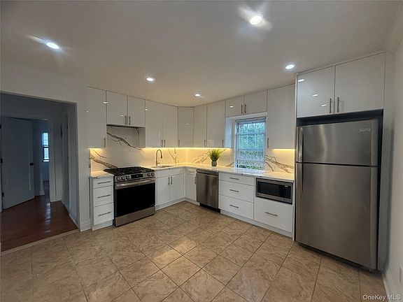 5th image of 260 Gainsborg Ave #2
