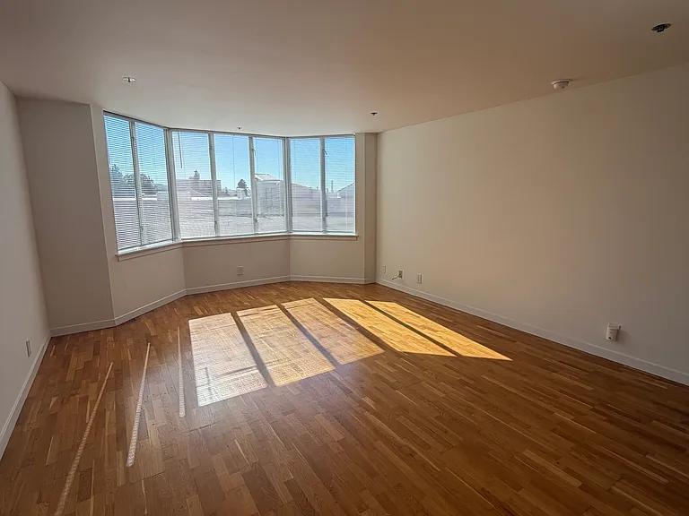 2323 Van Ness Ave #301 — Photo 2