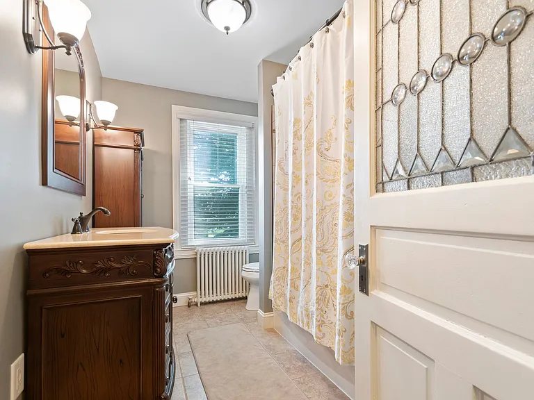 104 Rochelle Ave — Photo 11