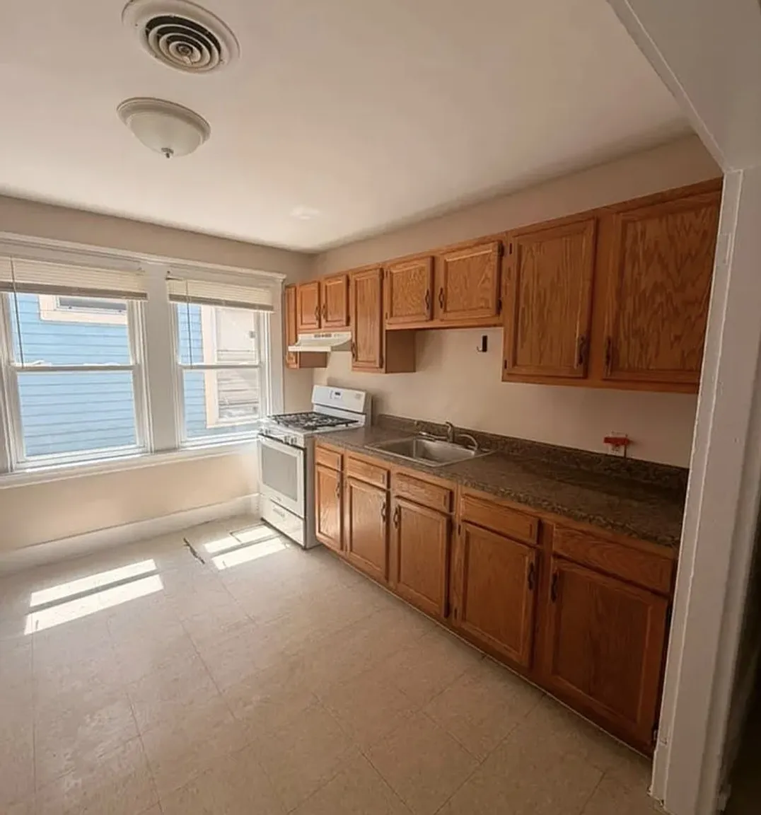 3 bed, 900 sqft, $1,495 — Photo 2