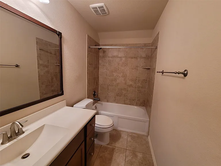 8913 Eastwood Ave — Photo 11