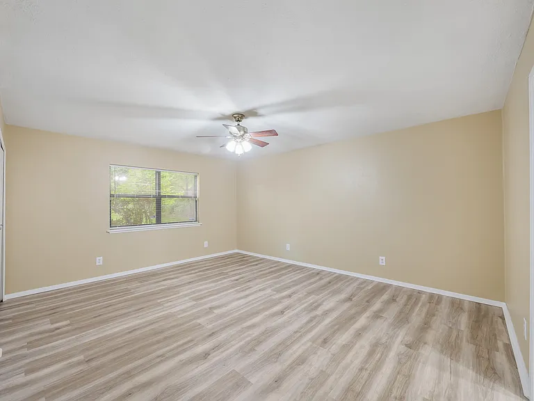 3401 Meadow Oaks Dr — Photo 9