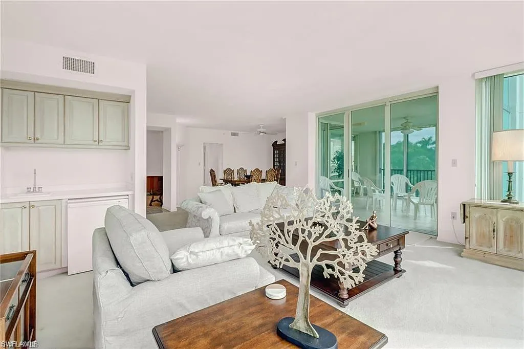 2 bed, 2.5 bath, 2062 sqft, $9,900 — Photo 2