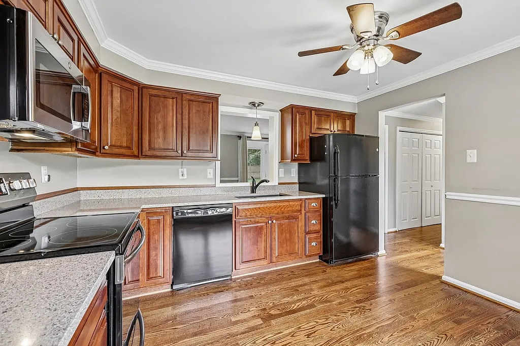 3 bed, 1300 sqft, $2,500 — Photo 3