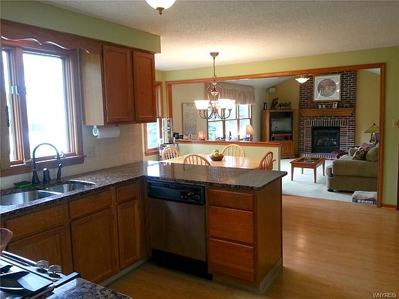 4th image of 33 Camelot Dr