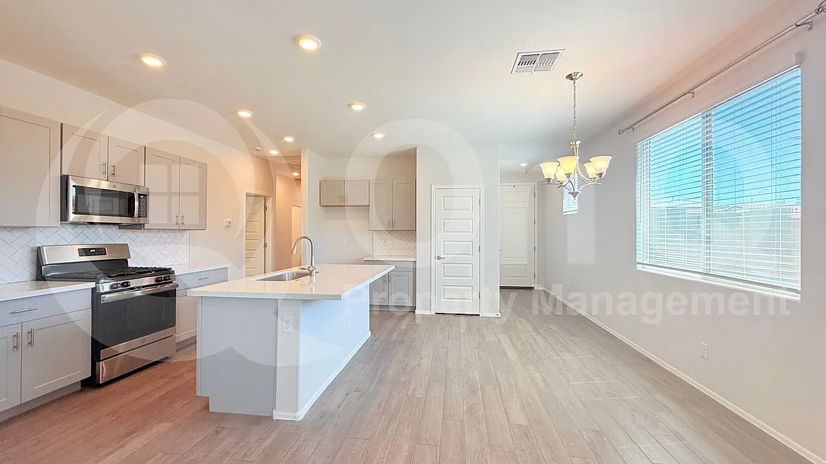 3 bed, 2.0 bath, 1374 sqft, $2,150 — Photo 3