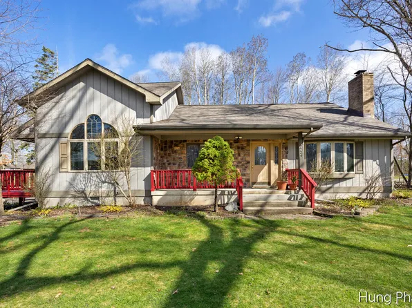 7724 W Lake Dr, Stanwood, MI 49346