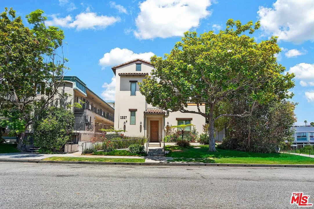 3 bed, 4.0 bath, 2050 sqft, $8,700 — Photo 3