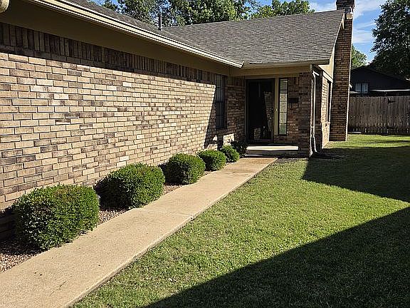 2nd image of 1431 Windsor Dr