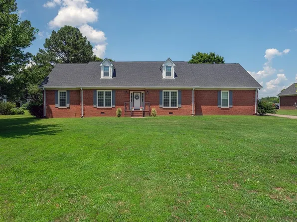 215 W Longview Dr, Portland, TN 37148