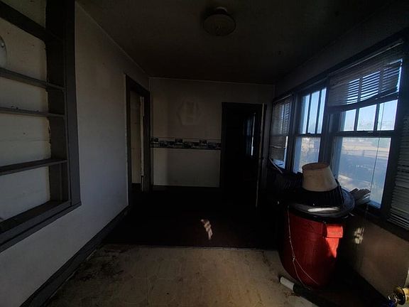 3rd image of 618 N Oak St