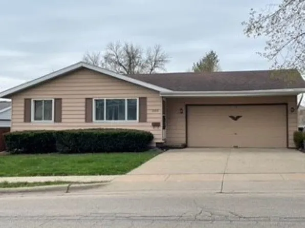 3550 Hillcrest Rd, Dubuque, IA 52002