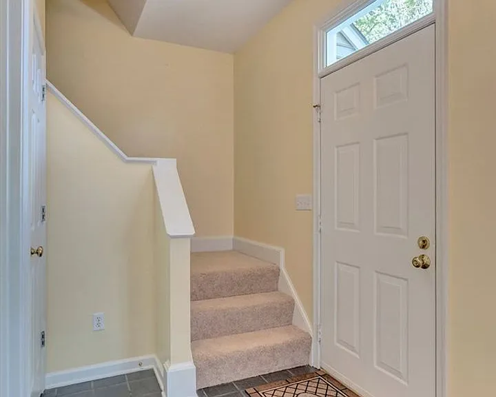 914 Locust Ln — Photo 4