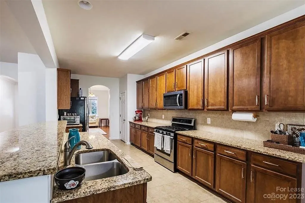 5 bed, 3164 sqft, $3,400 — Photo 4