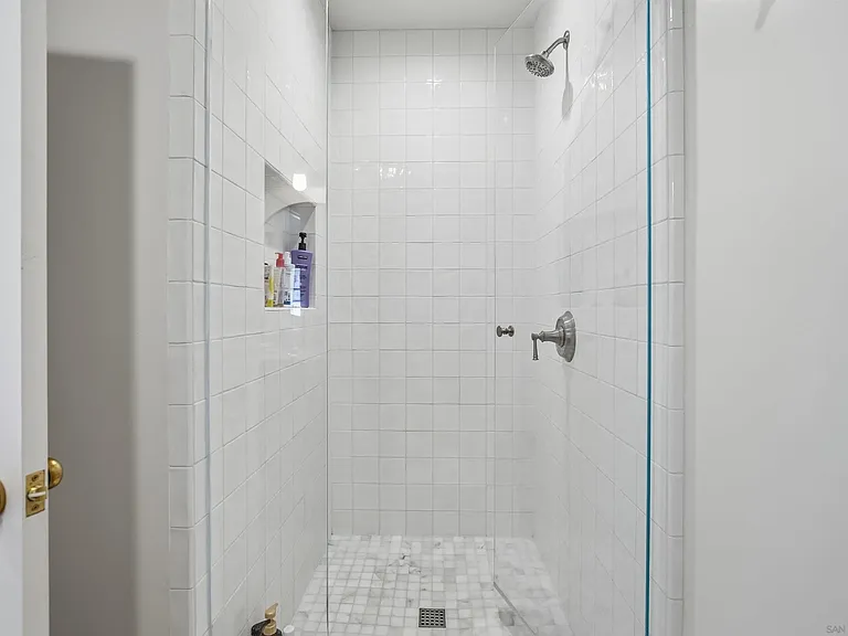 1027 F Ave — Photo 34