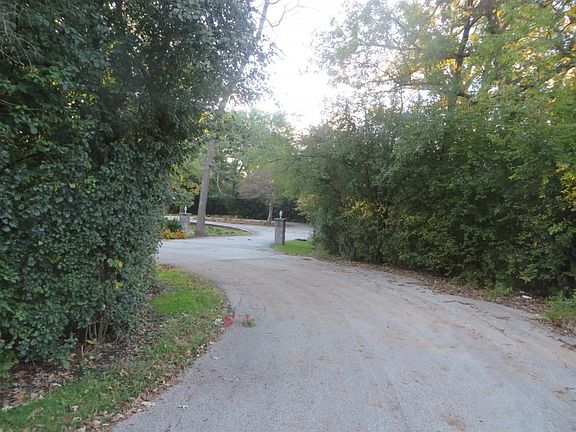 4th image of 8 Graymoor Ln