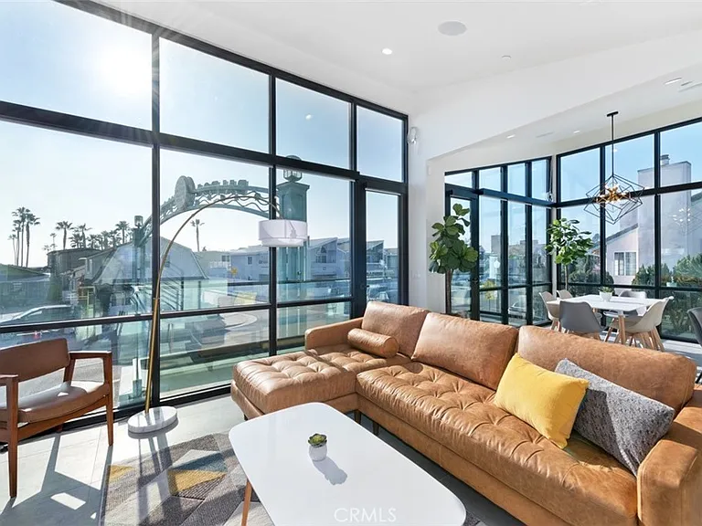 500 E Balboa Blvd — Photo 1
