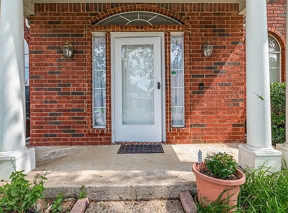 2nd image of 2903 Redstone Dr