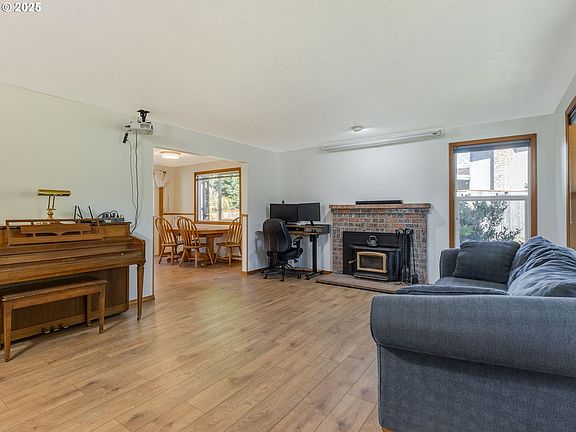 4th image of 5023 NE Farmcrest St