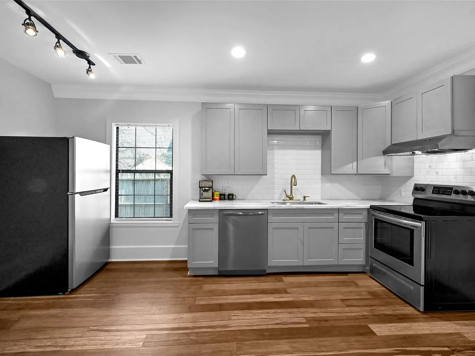 2 bed, 1.0 bath, 800 sqft, $1,849 — Photo 2